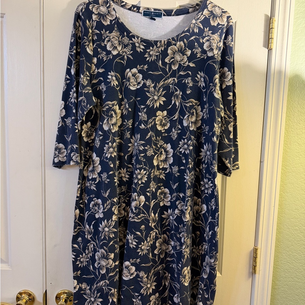 Karen Scott Sport Navy and Cream Top Quarter Length Sleeves